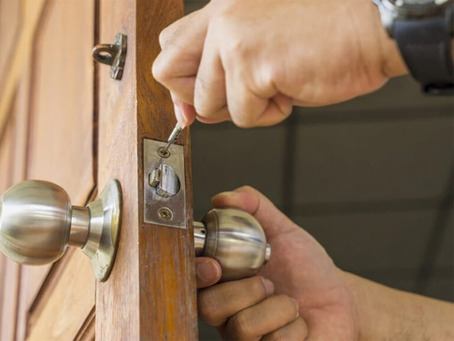 5 Nguyên nhân khiến cửa bị kẹt khóa và cách xử lý tại chỗ
