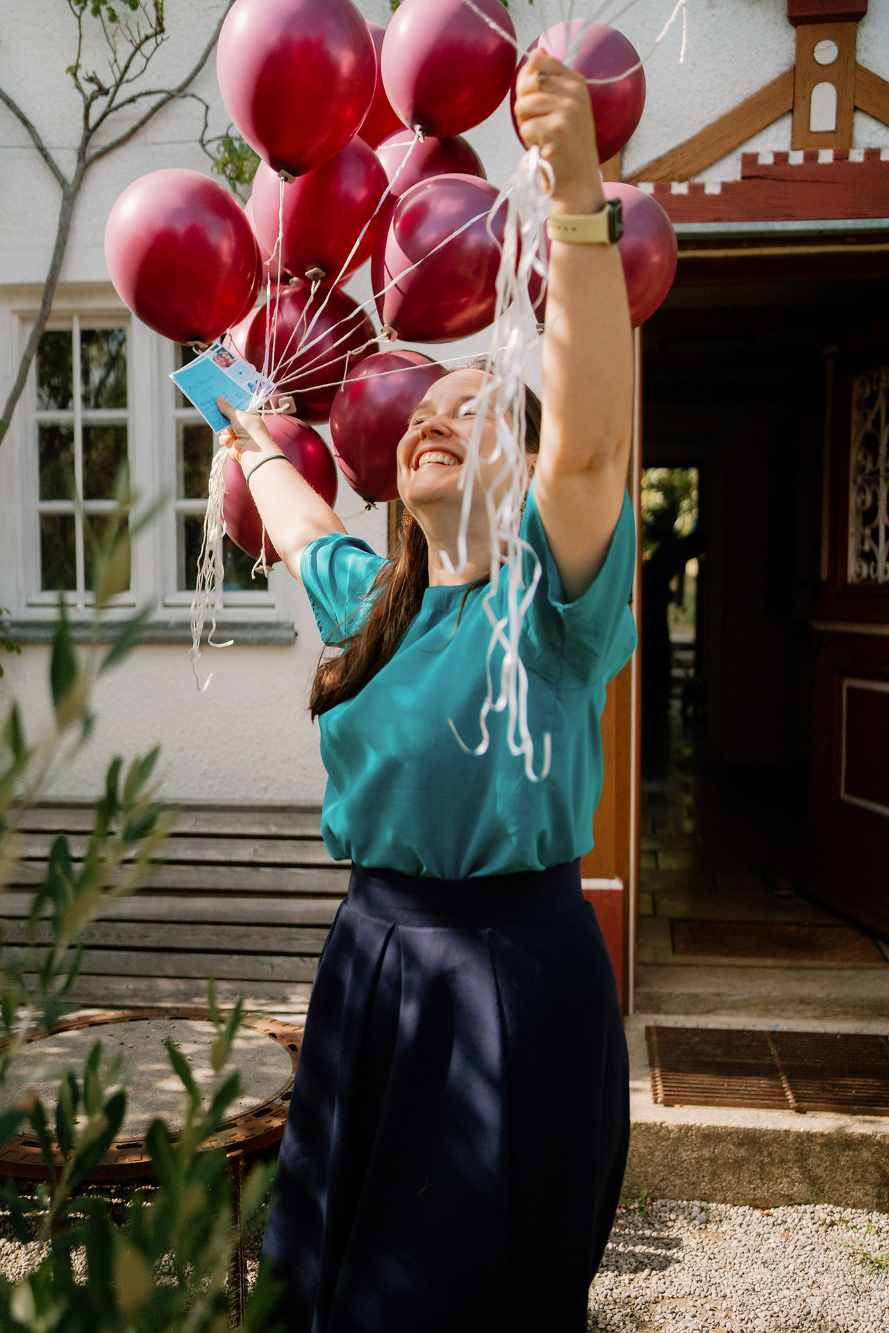 glückliche Frau mit vielen Luftballons in den Händen