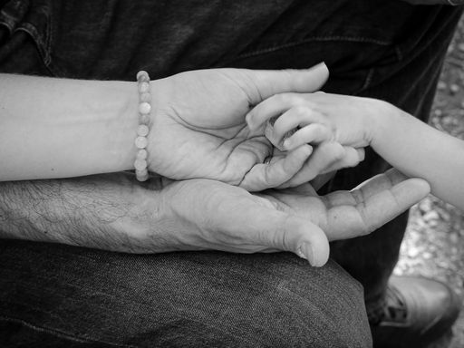 les mains en signe de protection