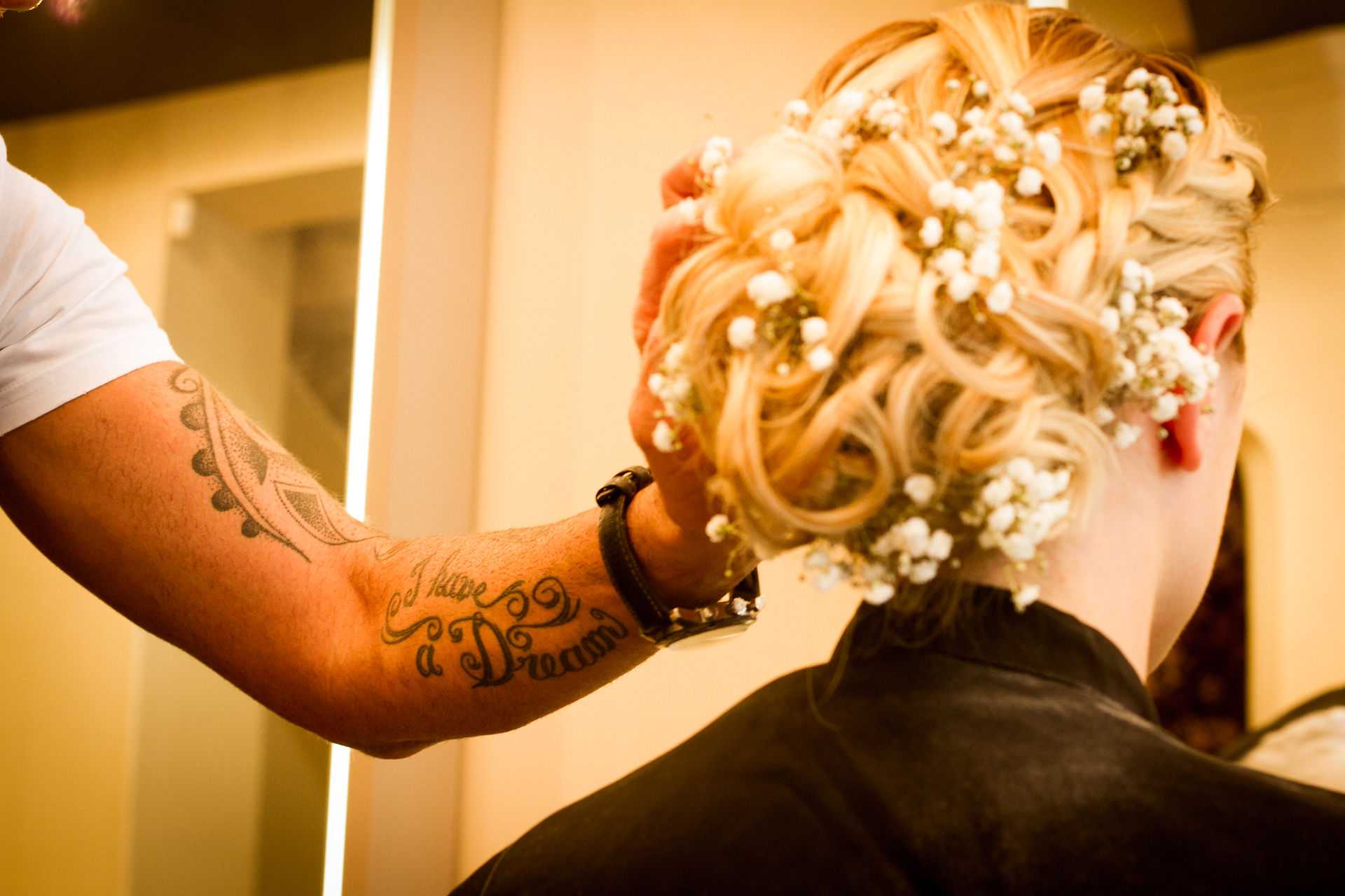 Le coiffeur de la mariée