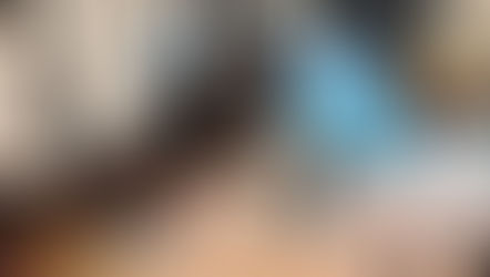 Hombre con guantes azules limpiando tanque de aguas negras de un RV. Caja de guantes de nitrilo en una mesa de picnic. Ambiente de campamento.