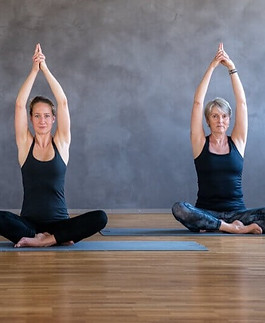 Foto von zwei Frauen, die Yoga machen