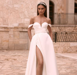 Romantisches Brautkleid im modernen Prinzessinnenstil von Couture by Bea. Das Kleid besticht durch einen opulenten, weiten Rock und zarte Details, die eine elegante Silhouette schaffen. Mit zarten Spitzenapplikationen und einem edlen, modernen Design vereint dieses Kleid klassische Romantik mit zeitgemäßem Chic. Verliebe dich in dein Traumkleid bei Couture by Bea und erlebe die Magie eines unvergesslichen Hochzeitstages.