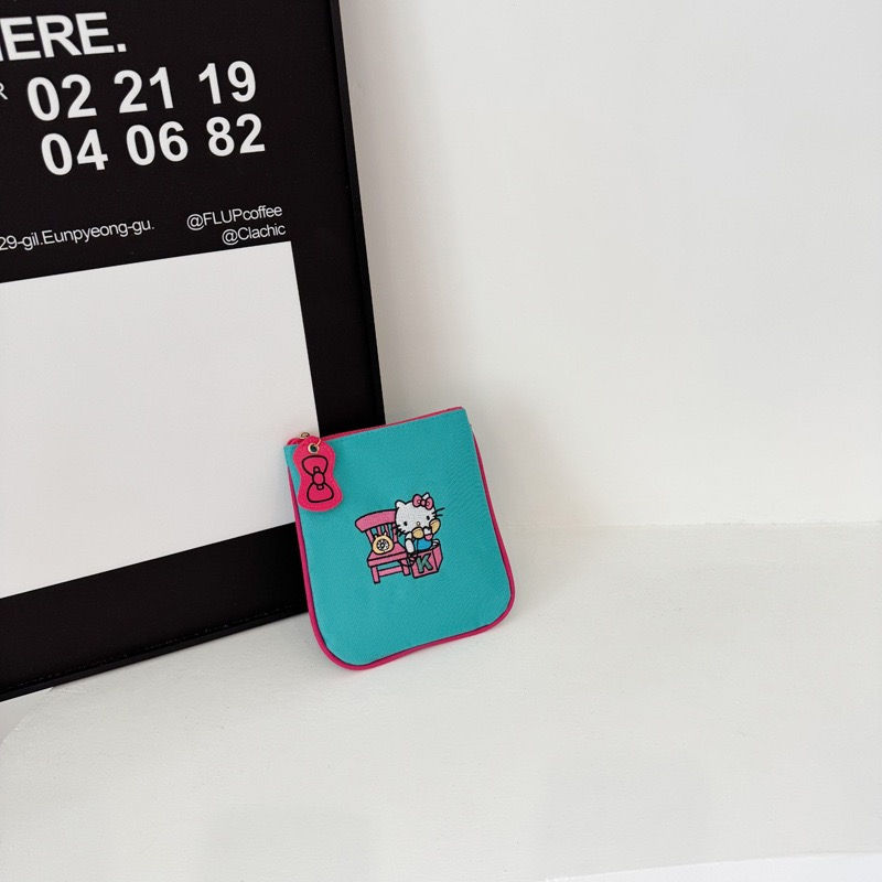 サムネイル： サニタリーポーチ ハローKitty 収納ポーチケーブル化粧洗面用品ナプキンイヤホン充電器カード対応日系 かわいい 猫刺繍 コラボ風 ミニスクエアポーチ