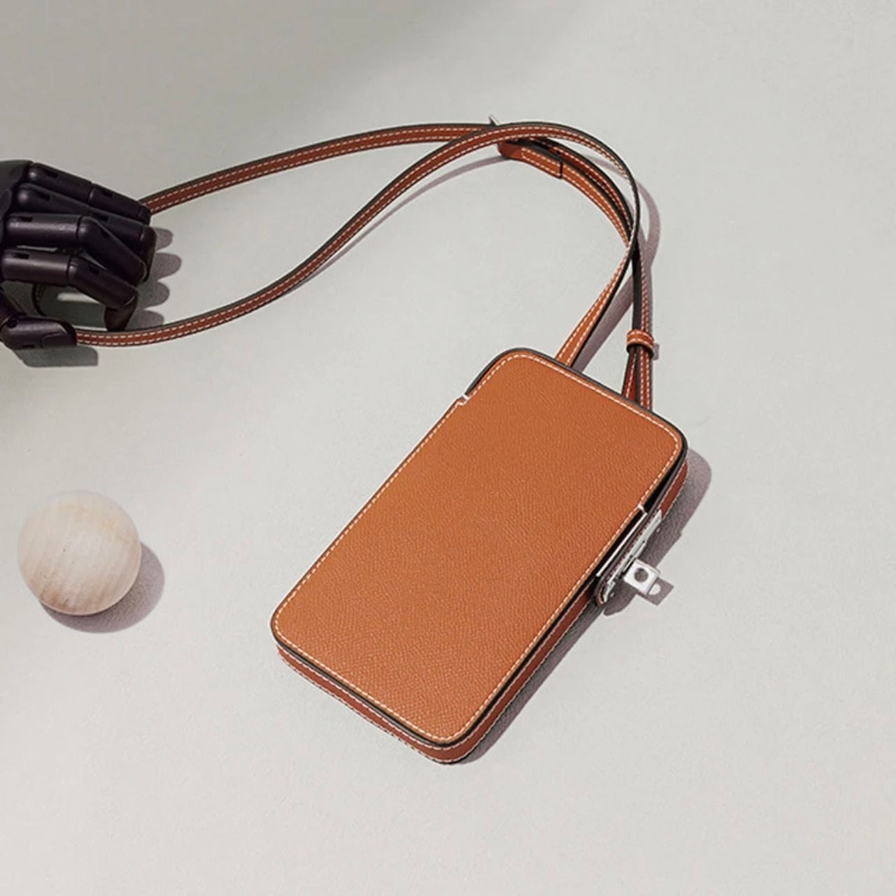 レザー留め具付きのスマートフォンバッグ 日常の必需品を携帯するため必要最低限の持ち物をしっかりと収納できる スムーズな開閉、安全かつ迅速にスマートフォンを取り…