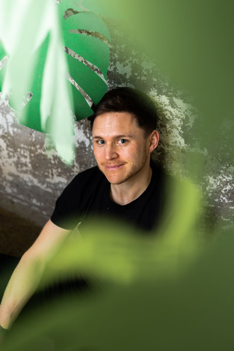 Portrait, Blätter verdecken Großteil