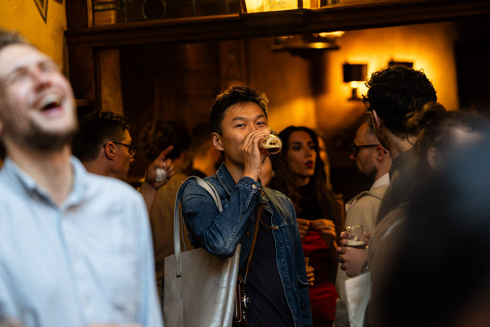 Eventfotografie Mann trinkt Bier in feiernder Menge