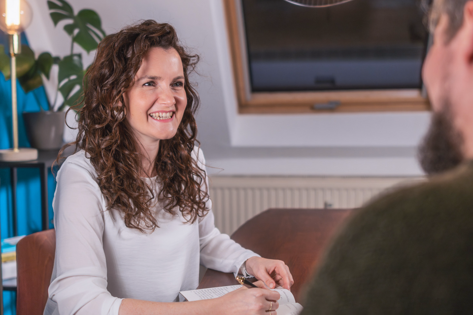 Businessportrait einer jungen Frau die lacht, Fotograf Christoph Lichtenberg Düsseldorf und Münster