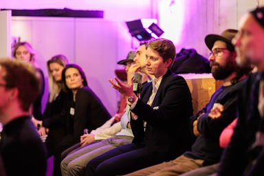 Eventfotografie von einem Gast der Fragen stellt bei 12MIN.ME