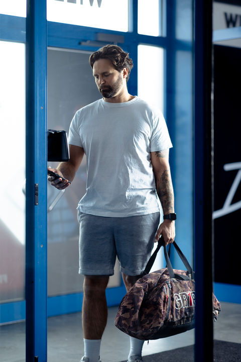 Ein Mann geht ins Fitnessstudio Fitomatbuldern, Fotograf Christoph Lichtenberg Düsseldorf und Münster