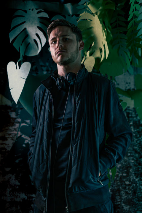 Maroot in dunkler Kleidung, sehr dunkles Portrait