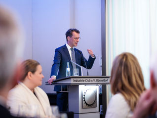 Ministerpräsident Hendrik Wüst hält eine Rede