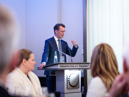 Ministerpräsident Hendrik Wüst hält eine Rede