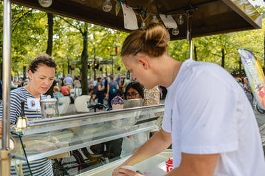 Eisverkäufer verkauft Eis, Eventfotografie, Fotograf Christoph Lichtenberg, Lichtenberg Lenswork
