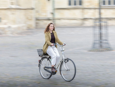 Frau auf Fahrad auf dem Domplatz Münster