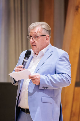 Redner hält eine Rede