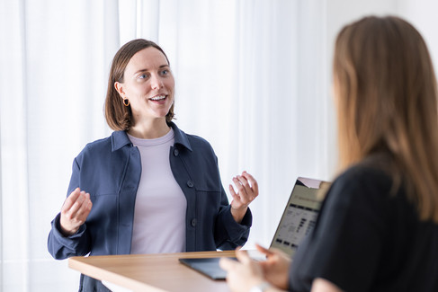 Businessfotografie Frau erklärt etwas