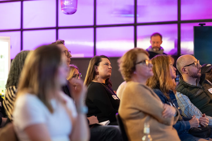 Eventfotografie, Publikum hört Vortrag zu