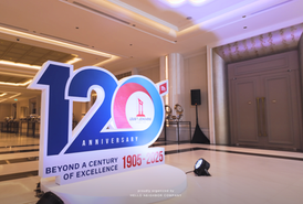 ทีม Hello Neighbor กำลังเก็บภาพบรรยากาศความสุขของแขกภายในงานครบรอบ 120 ปี Louis T. Leowrless