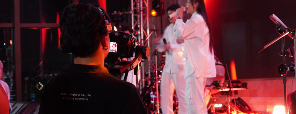 ทีมงานกำลังเก็บภาพบรรยากาศงานอย่างตั้งใจ เพื่อให้ได้ช็อตที่ดีที่สุด