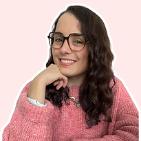 Portrait de Cathy, community manager de CATHY & COM, souriante sur un fond rose pâle