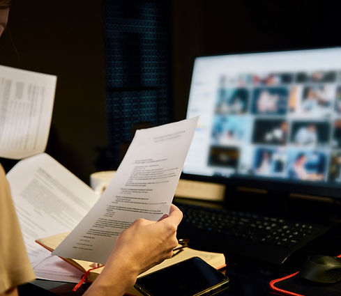 Guionista revisando guiones impresos en su espacio de trabajo durante el proceso creativo