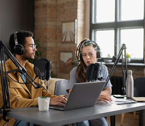 Jóvenes grabando un podcast en estudio con equipo profesional de audio