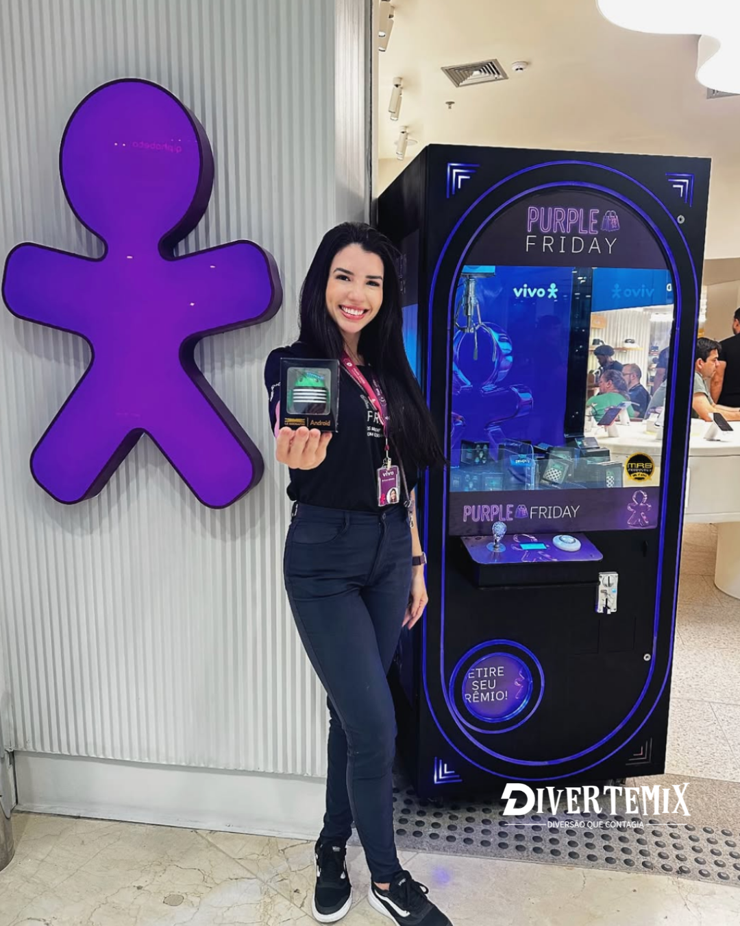 Máquina Pega-Pega personalizada da Vivo na campanha Purple Friday, com brindes e ativação interativa de marketing.