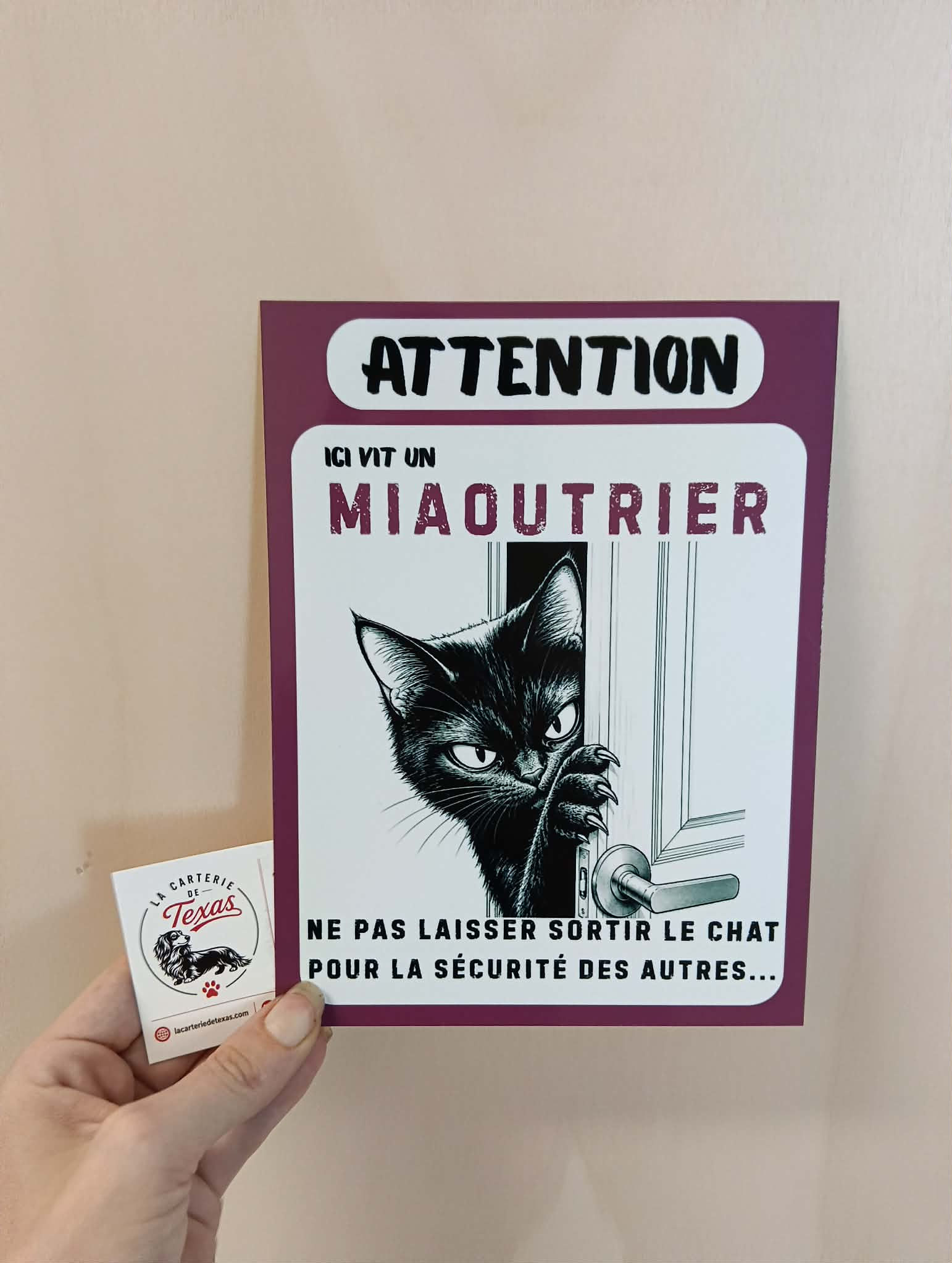 Plaque Attention au chat – Chat noir ATTENTION : ICI VIT UN MIAOUTRIER. 🔪🐱
