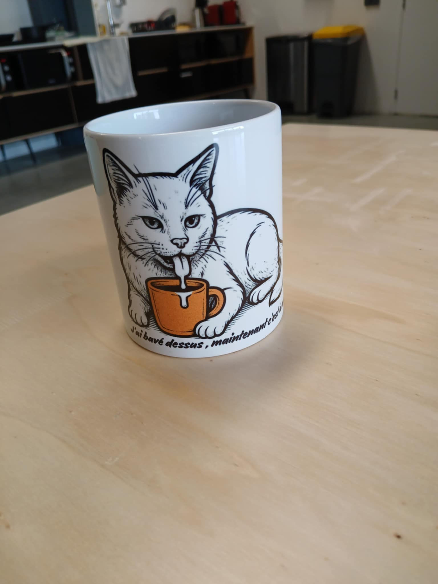 J’ai bavé dessus, maintenant c’est à moi" – Chat Blanc