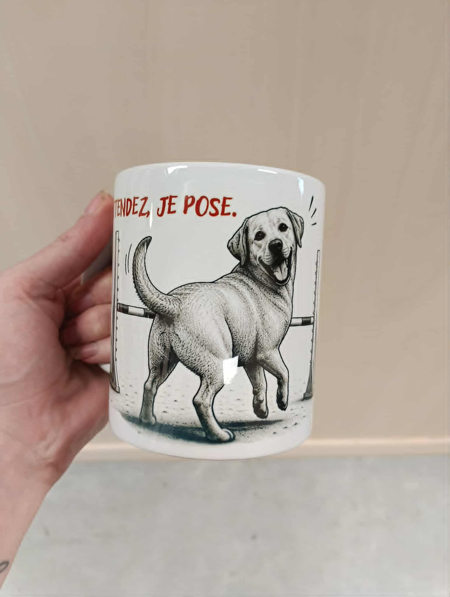 ☕ Mug "Attendez, je pose." – Labrador Retriever (9,5 cm x 8 cm)
