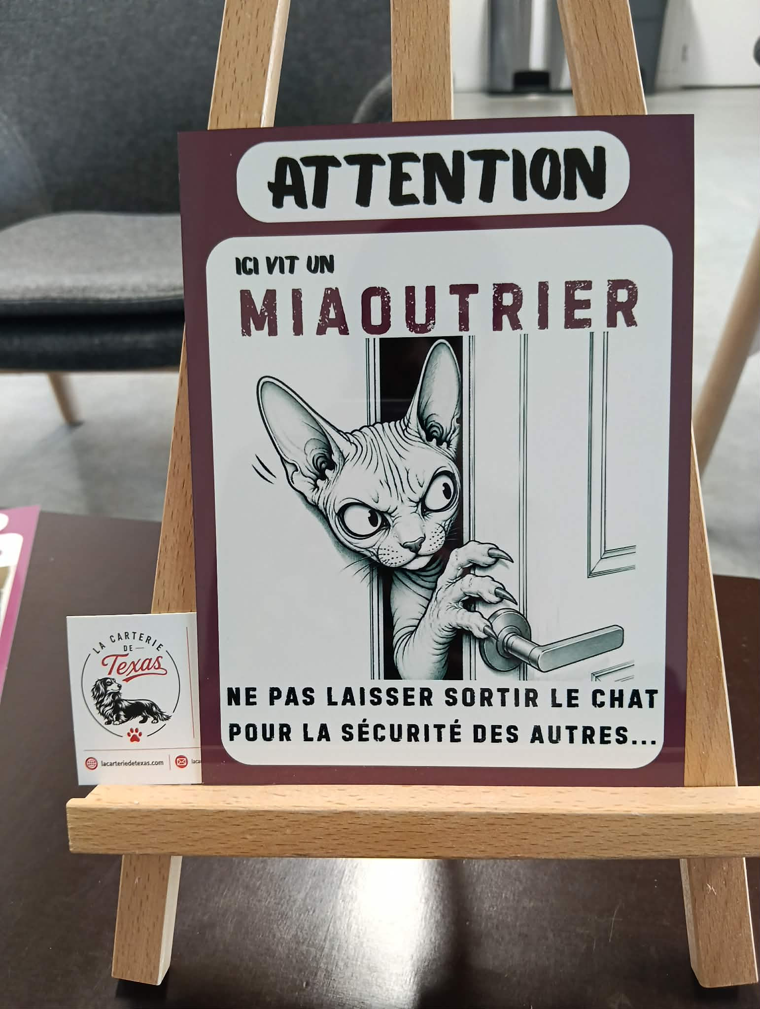 Plaque Attention au chat – Sphynx ATTENTION : ICI VIT UN MIAOUTRIER.