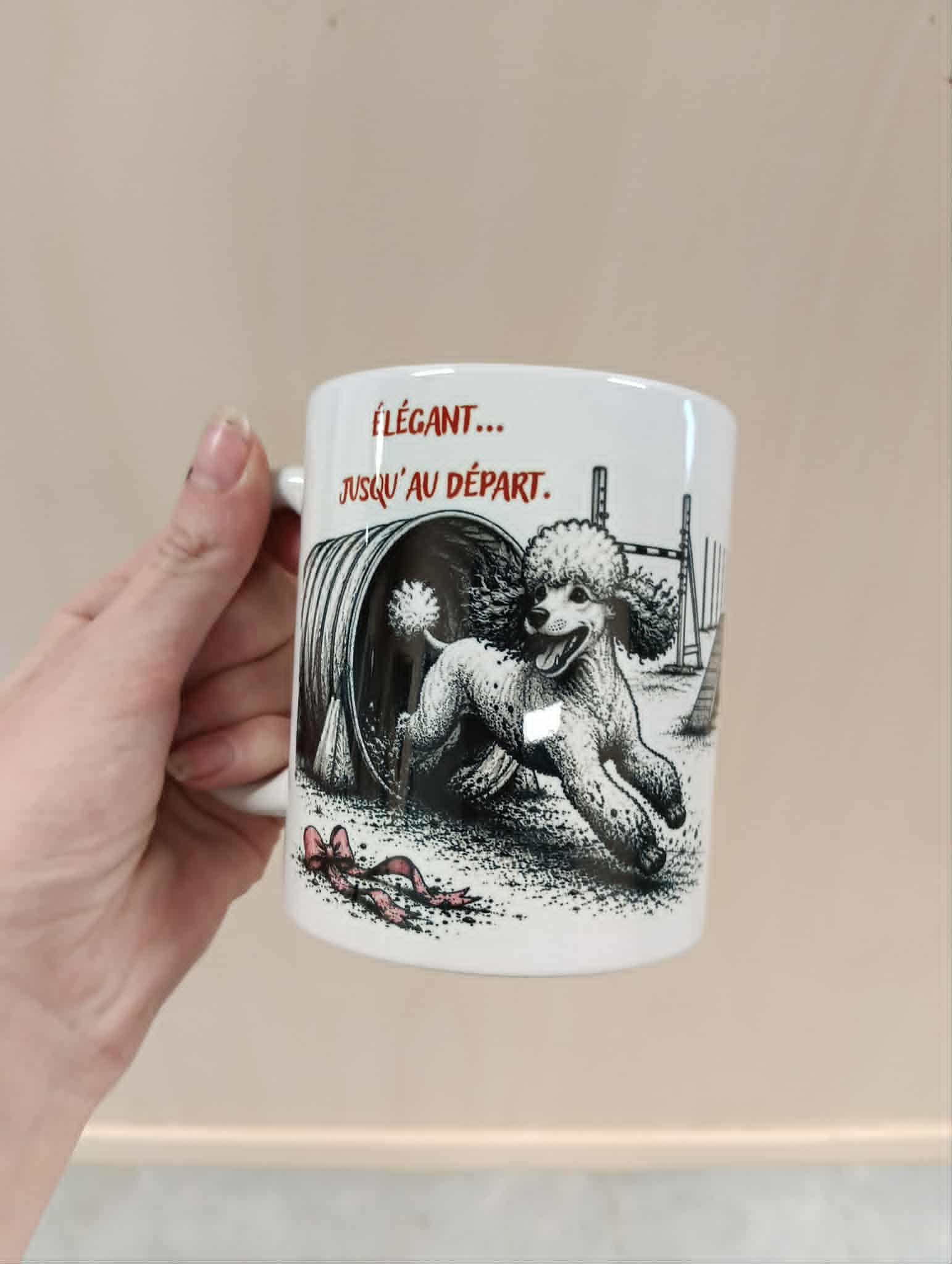 ☕ Mug "Élégant... jusqu'au départ." – Caniche (9,5 cm x 8 cm)
