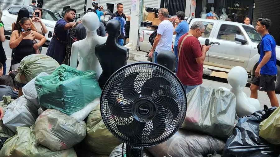 Comerciantes retiraram as mercadorias que deram das lojas próximas ao incêndio… - Veja mais em https://noticias.uol.com.br/cotidiano/ultimas-noticias/2024/10/30/vendedores-do-bras-vivem-tensao-sem-saber-o-que-foi-perdido-no-incendio