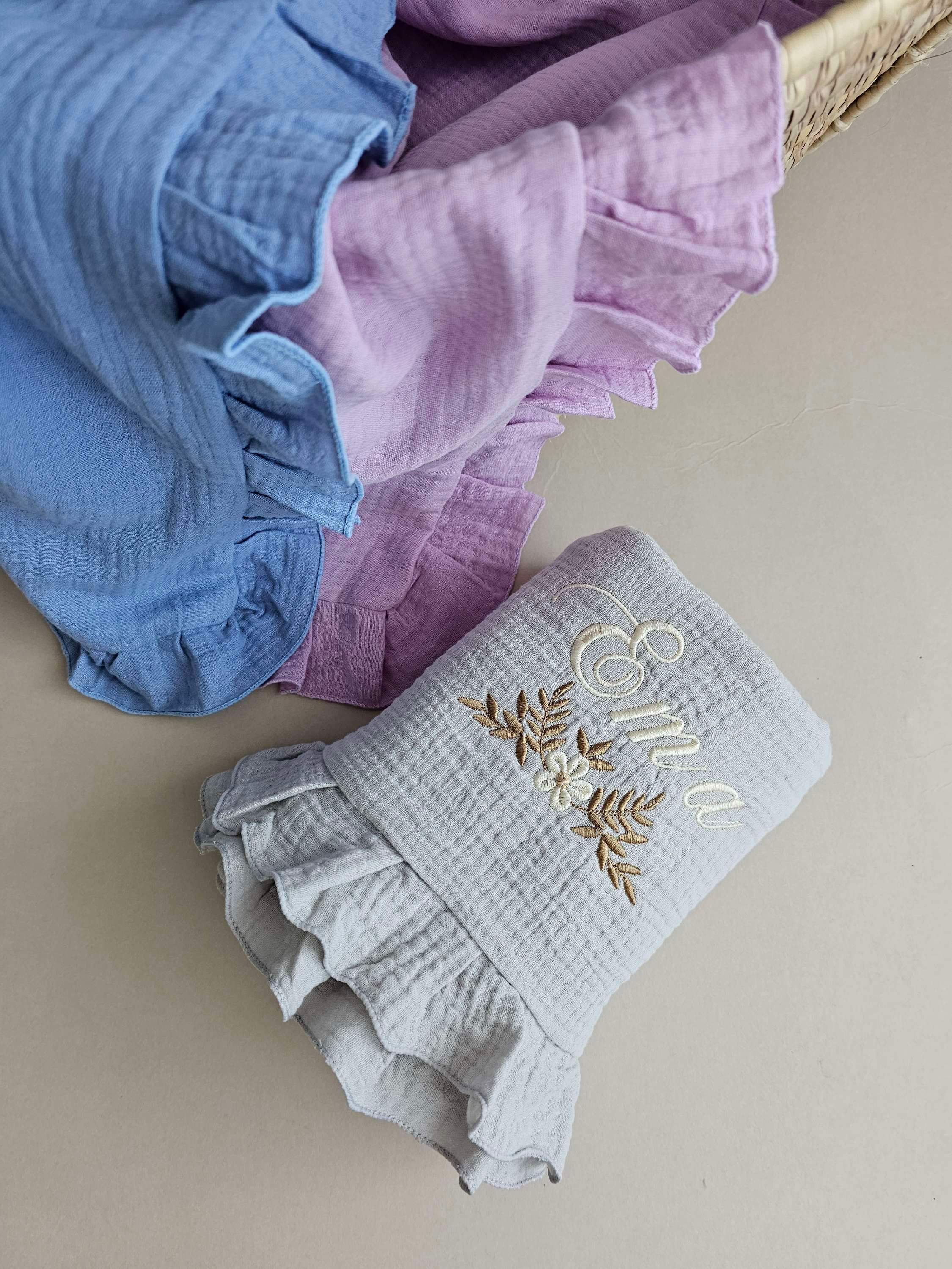 Embroidered Ruffle Blanket 90x70 cm