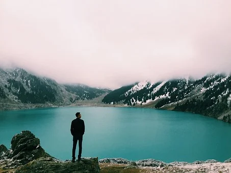 Quel est le plus grand défi auquel les humains sont confrontés et qui les empêchent de développer leur spiritualité ? content media