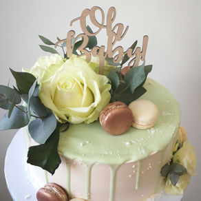 Cukiernictwo Koszyczarski, tort na Chrzest Święty, Tort z makaronikami, Tort z dripem, Tort z polewą, Tort z kwiatami