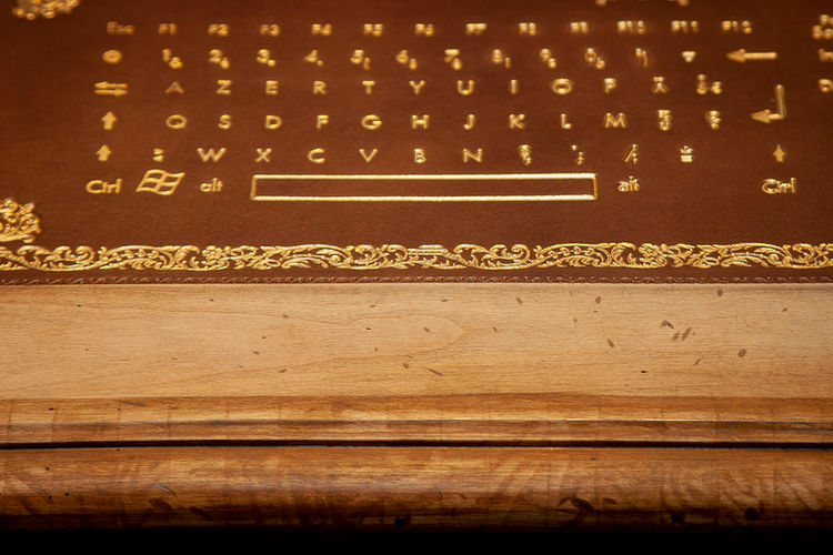 Mise au point technique d'un mobilier au style classique avec intégration de technologie de pointe.
Mobilier de luxe.
Design aux détails raffinés. Julien Coutureau Design Studio