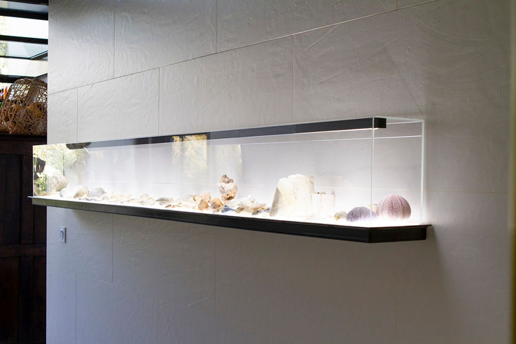 Vitrine sur-mesure pour valoriser une collection de pierres. Travail exigeant de l'intégration de la lumière. Julien Coutureau Design Studio.