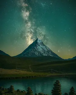 Nestled in the heart of Spiti Valley, Chandratal Lake shimmers like a celestial mirror und