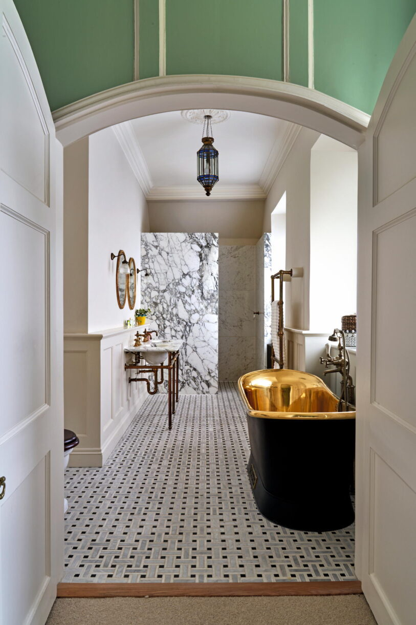 Traditional bathroom interior design style