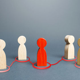  Systemische Therapie – Spielfiguren als Metapher für Familien- & Teamdynamik.  Veränderung beginnt im Miteinander.