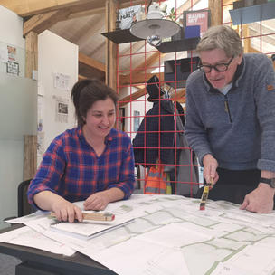 Erstellen eines Vorprojektes. Konkretes Bauprojekt und
Definitive Beauftragung mit Architekturvertrag und
Auftragsbestätigung
Baueingabe und Änderungen angepasst an die Gemeinde oder die Stadt. Die Projektierung entspricht der Phase III nach SIA 112 und ist Honorarpflichtig