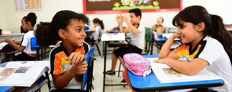 Temos prazer em educar o seu filho, o Colégio Basic tem o prazer em educar o seu filho há quase 40 anos, sempre buscando aper