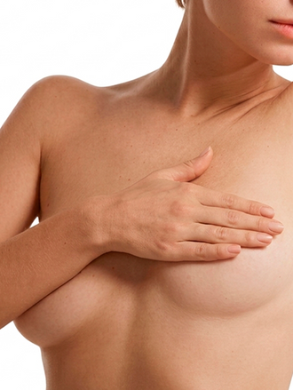 Mujer con escote firme y natural tras aumento mamario.