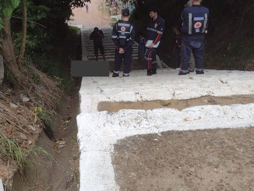 Mulher morre subitamente no "escadão" da Santa Marta em Camaquã; Polícia Civil investiga o caso