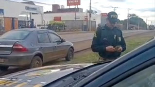 A abordagem revelou uma série de irregularidades graves. Carro com 600 multas e dívida de R$ 500 mil é apreendido na BR-285.