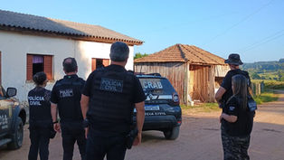 A Polícia Civil deflagrou nesta quarta-feira (26) a “Operação Ladrão de Vaca” na região da Costa Doce e Centro-Sul do Rio Grande do Sul. A ação foi coordenada pela 3ª Delegacia Especializada na Repressão aos Crimes Rurais e Abigeato (3ª Decrab) de Camaquã, contando com o apoio das Delegacias de Polícia de Camaquã, São Lourenço do Sul, Cristal e Dom Feliciano.