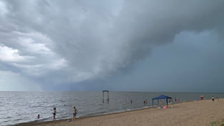 O Rio Grande do Sul entra em estado de atenção neste final de semana devido ao avanço de uma frente fria que traz riscos de temporais para diversas regiões.