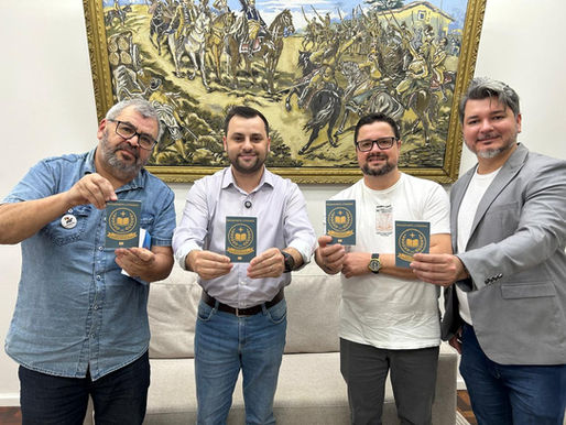 A Prefeitura de Camaquã, em parceria com a Biblioteca Pública Municipal Oswaldo Lessa da Rosa, oficializou nesta semana o lançamento do Passaporte Literário, iniciativa cujo objetivo é estimular o hábito da leitura, aproximar a comunidade do universo dos livros e fortalecer o Clube do Livro já existente na cidade.